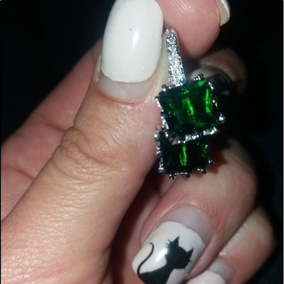Ages Jewelry - 💚Emerald 18K Gold Cube Cut Studs, perf PRESENT💚